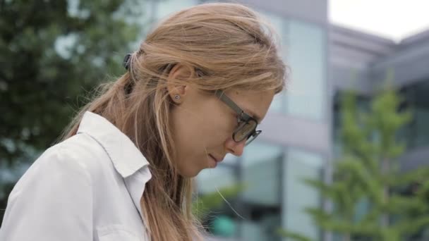 Jeune femme avec des lunettes regardant le moniteur de son lapltop . — Video
