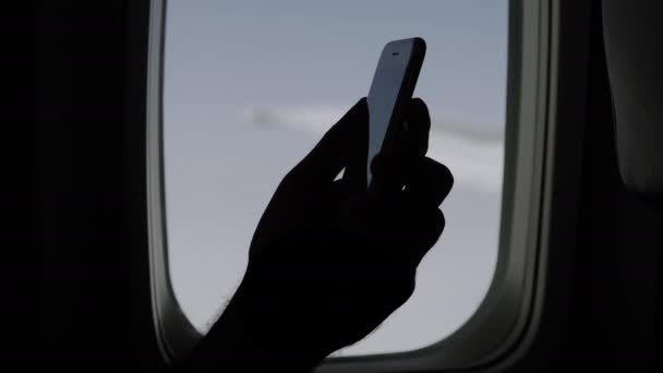 Mans main tenant et utilisant smartphone mobile à l'avion . — Video