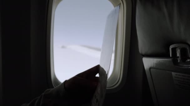 Uomo che legge la scheda di sicurezza in aereo . — Video Stock