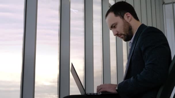 Empresario trabajando en el ordenador portátil en el aeropuerto . — Vídeo de stock