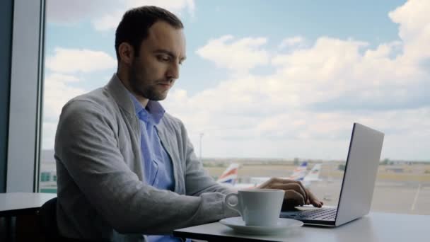 Homem trabalhando em laptop no aeroporto business lounge cafe . — Vídeo de Stock