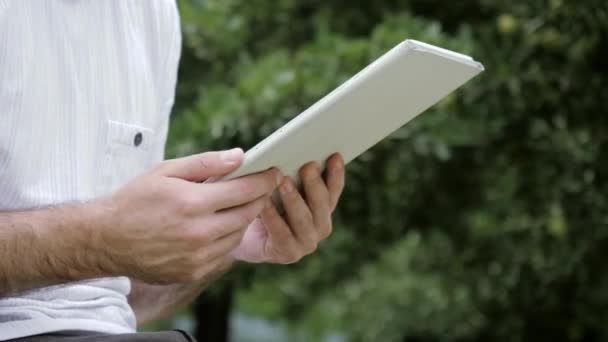 Mann berührt Bildschirm auf modernem digitalen Tablet-PC. — Stockvideo
