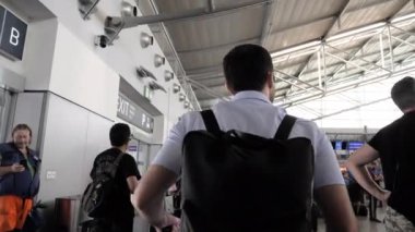 Prag, Çek Cumhuriyeti. - 1 Ağustos 2019: Havaalanına gelen ve ayrılan uçaklara bakan bir adam var..