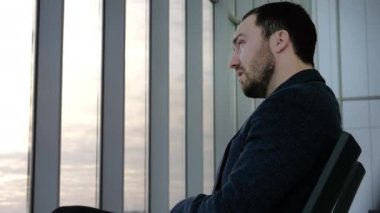 Yorgun adam gecikmiş uçuş bekliyor..