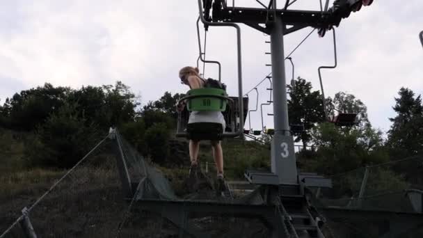 Cabina de cable en el Parque — Vídeo de stock