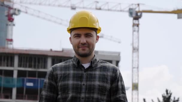 Muž Stavební dělník na staveništi nosit tvrdý klobouk. — Stock video