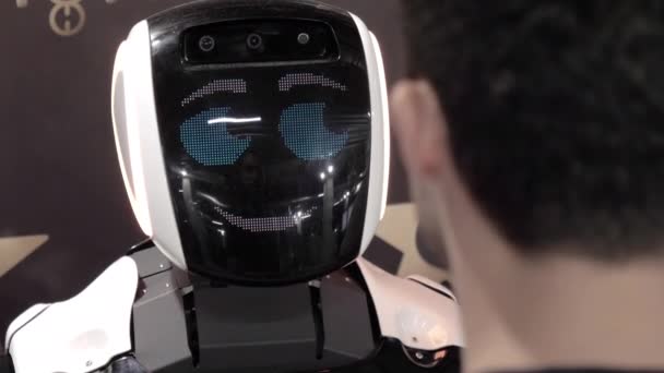 Улыбающийся и говорящий робот, показывающий эмоции, концепцию современных технологий . — стоковое видео