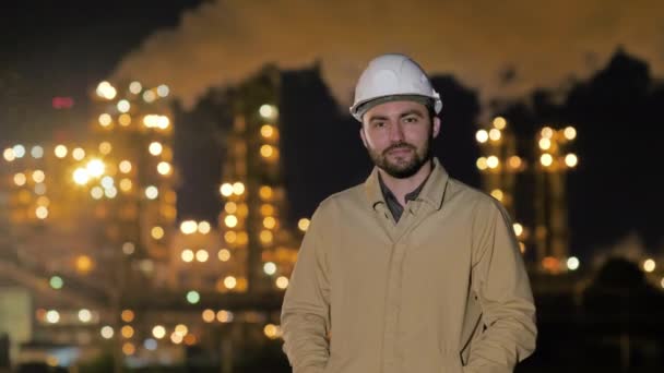 Melhor trabalhador. Conteúdo agradável arquiteto adulto confiante dobrando as mãos e expressando positividade enquanto sorri. Fábrica de petróleo . — Vídeo de Stock