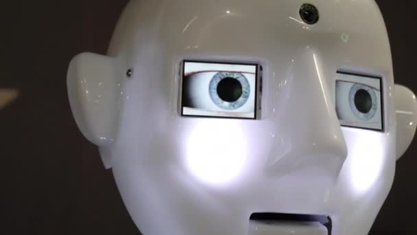 Tête de robot avec le visage regardant autour . — Video