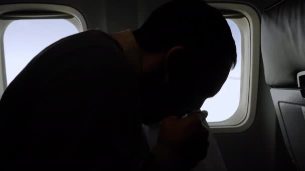 Enfermedad del aire. El hombre se siente muy mal en el avión . — Vídeos de Stock