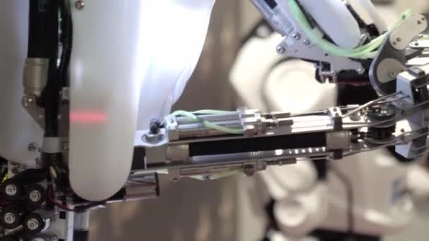Футуристические роботизированные киборги в действии . — стоковое видео