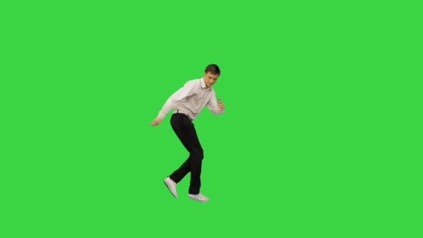 Возбужденный офисный работник танцует в одиночестве на зеленом экране, Chroma Key . — стоковое видео