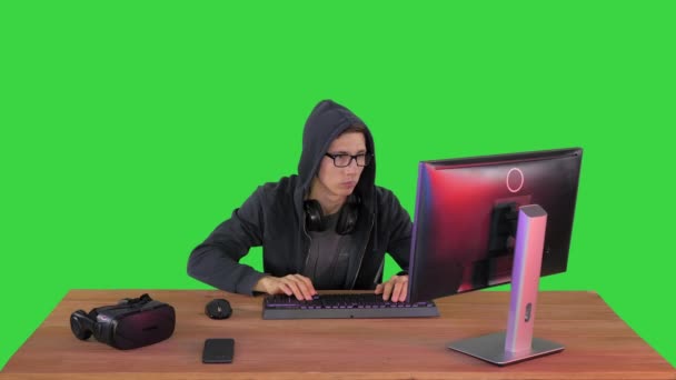 Hacker Psaní na počítači rychle na zelené obrazovce, Chroma Key. — Stock video