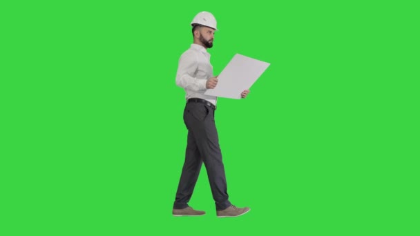 Arquiteto de construção jovem andando olhando para o modelo em uma tela verde, Chroma Key . — Vídeo de Stock