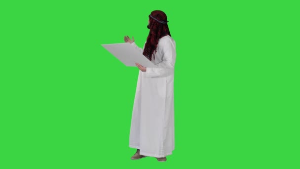 Prachtige Emirate Sheikh zakenman studeren project van toekomstige bouw op een groen scherm, Chroma Key. — Stockvideo