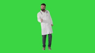 Dans eden doktor yeşil ekranda bir kaç hareket yapıyor, Chroma Key.