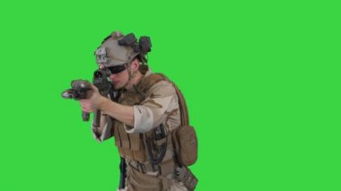 Asker düşman arıyor ve Yeşil Ekranda tüfekle bağırıyor, Chroma Key.