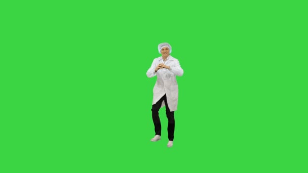 Доктор в медичному одязі перестає танцювати на зеленому екрані, Chroma Key. — стокове відео