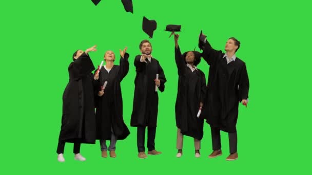 Liceo laureati lanciando cappelli su uno schermo verde, Chroma Key . — Video Stock