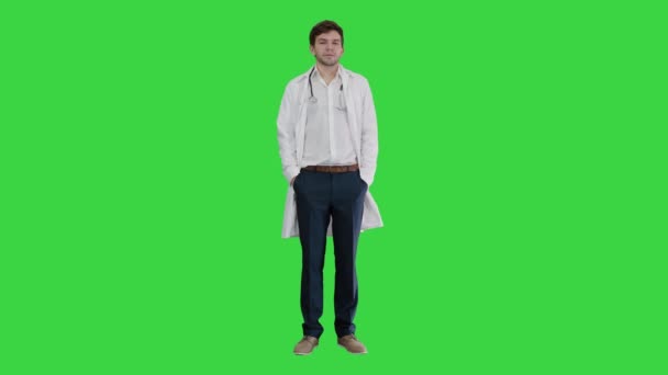 Triste jeune homme médecin secouant avait sur un écran vert, Chroma Key . — Video