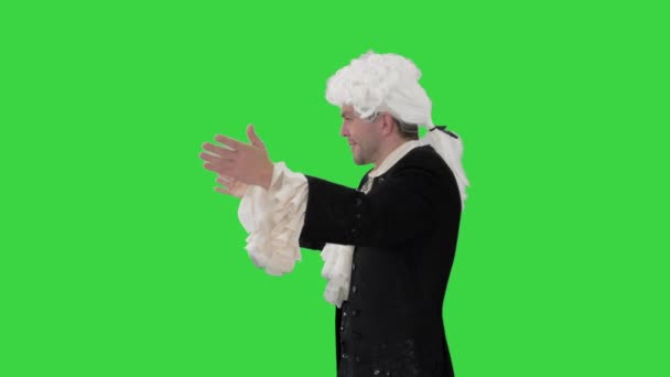 Wolfgang Amadeus Mozartnak öltözött férfi, aki egy zenekart vezényel egy zöld vásznon, Chroma Key. — Stock videók