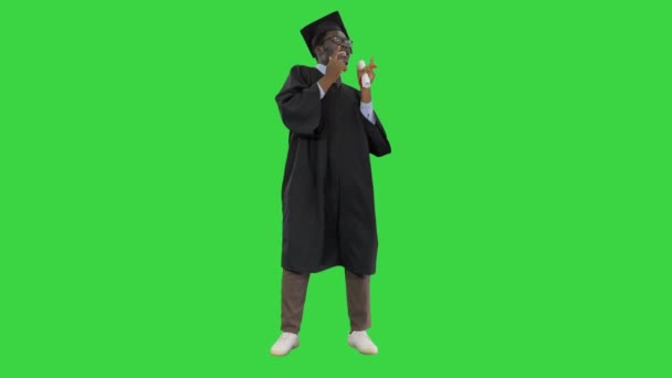 緑の画面、クロマキーの上を歩くスマートカジュアルアフリカ系アメリカ人男性. — ストック動画