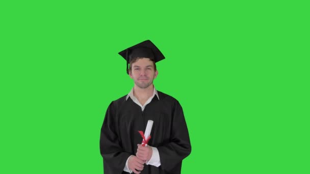 Estudiante de graduación masculina sonriendo y arrojando su sombrero sobre una pantalla verde, Chroma Key . — Vídeos de Stock