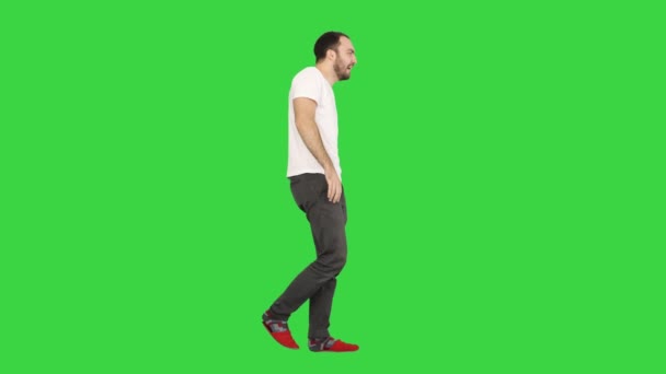 Hombre soñoliento bostezando y caminando en una pantalla verde, Chroma Key . — Vídeos de Stock