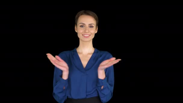 Sonriendo hermosa mujer de negocios aplaudiendo de la mano, Alpha Channel — Vídeo de stock