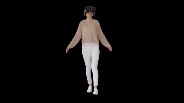 Женщина, использующая виртуальную реальность ходьбы гарнитура, Альфа-канал — стоковое видео