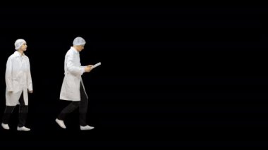 Erkek doktor evraklarını kontrol ediyor. Tıbbi bakım, reçete, kağıt işi ya da kariyer konsepti. Doktor hasta muayene etmeye ve yardım etmeye hazır.