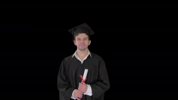 Mężczyzna absolwent uśmiecha się i rzuca w górę jego kapelusz dla, Alpha Channel — Wideo stockowe
