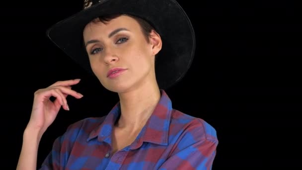 Zelfverzekerde vrouw in cowgirl hoed op zoek naar camera, Alpha Channel — Stockvideo