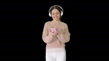 Müzik dinleyen mutlu kız kulaklık takıyor, Alpha Channel.
