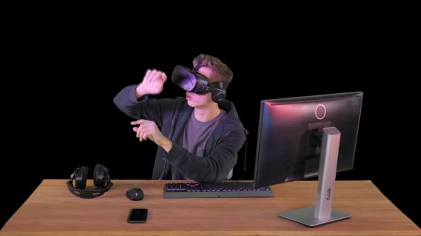 Junger Mann mit vr-Headset, das virtuelle Objekte manipuliert, Alpha Channel — Stockvideo