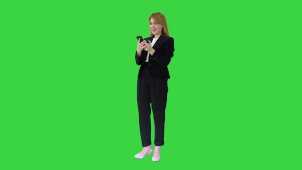 Belle fille excitée recevant un message SMS avec de bonnes nouvelles sur un écran vert, Chroma Key .