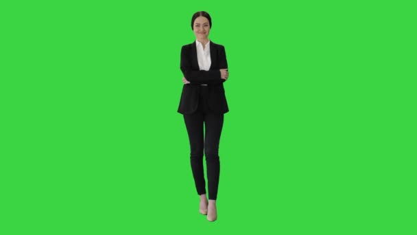 Mladá sebevědomá podnikatelka se založenýma rukama na zelené obrazovce, Chroma Key. — Stock video