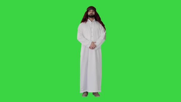 Vážný arabský šejk v keffiyeh stojící na zelené obrazovce, Chroma Key. — Stock video