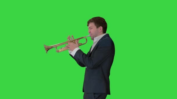 Mann im Anzug steht und spielt Trompete auf einem Green Screen, Chroma Key. — Stockvideo