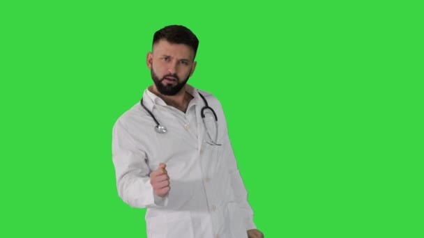 Jovem médico do Oriente Médio vestindo jaleco dançando em uma tela verde, Chroma Key . — Vídeo de Stock