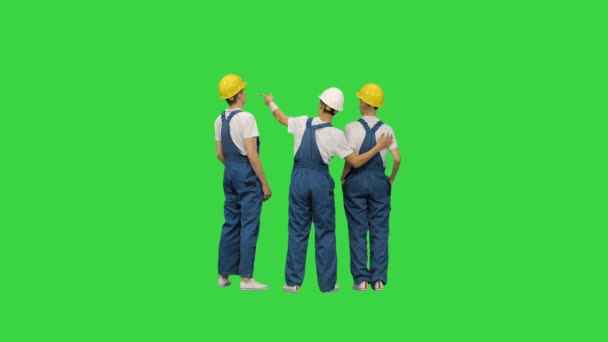 Dělníci stojící při pohledu na staveniště na zelené obrazovce, Chroma Key. — Stock video