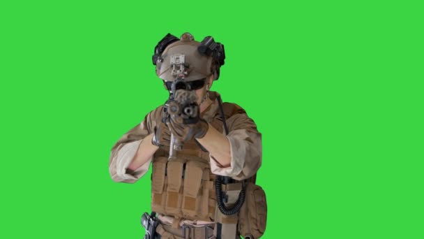 Рейнджер Соединенных Штатов, нацеленный с штурмовой винтовкой во время прогулки по Зеленому Экрану, Chroma Key . — стоковое видео