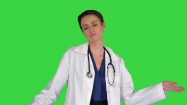 Kadın doktor dansı konsepti: meslek, tıp, tıp eğitimi yeşil ekranda, kroma anahtarda.