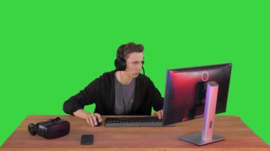 Heyecanlı Oyuncu Çevrimiçi Oyun Yeşil Ekran, Chroma Anahtarı Üzerinde.