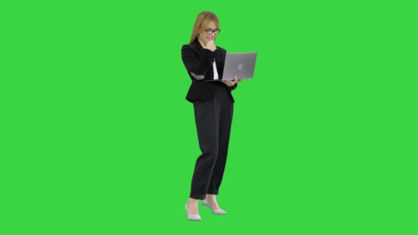 Söt affärskvinna med bärbar dator på en grön skärm, Chroma Key. — Stockvideo