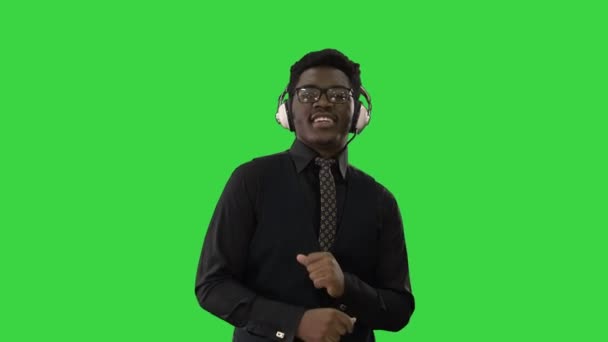 Empresário afro-americano de sucesso falando no celular e andando em uma tela verde, Chroma Key . — Vídeo de Stock