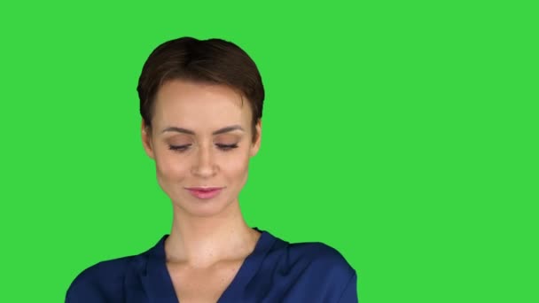 Chica de pelo corto sopla un beso a usted en una pantalla verde, Chroma Key. — Vídeo de stock