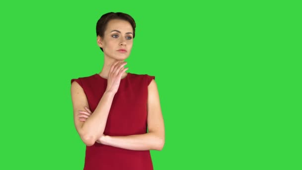 Modell med kort hår tänkande på en grön skärm, Chroma Key. — Stockvideo