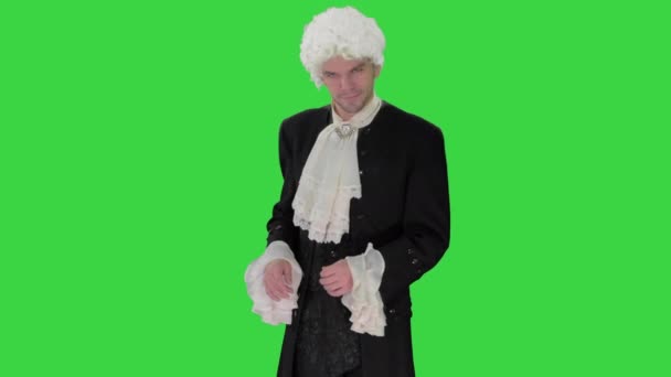 Homem no século 18 camisola e peruca fazendo gesto de boas-vindas em uma tela verde, Chroma Key. — Vídeo de Stock