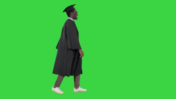 快乐的非洲研究生，带着文凭在绿色屏幕上跳舞，铬键. — 图库视频影像
